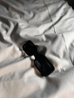 Svarta solglasögon  - Säljer dessa solglasögon. Otroligt snygga inför sommaren och passar till alla olika kläder. Fraktar ifrån Stockholm 