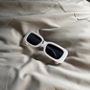 Vita solglasögon  - Dessa roliga och snygga solglasögon som passar perfekt till allt. Passar perfekt till sommaren men även höst o vår 