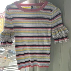 Randig volang tröja  - En fin randig tröja från hm med volanger på ärmarna💕