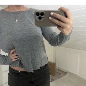 Skön tröja! - En fin grå tröja från Zara som man kan ha som den är eller knyta över en annan tröja. 