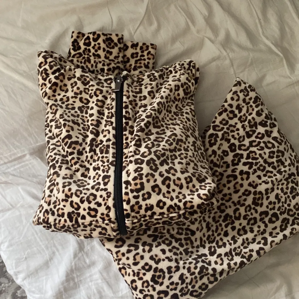 Leopard det från Gina Tricot🫶🏼 knappt använt alls 🫶🏼fint skick inga defekter 🫶🏼 säljs billigt 🫶🏼. Jeans & Byxor.