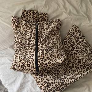 Leopard det från Gina Tricot🫶🏼 knappt använt alls 🫶🏼fint skick inga defekter 🫶🏼 säljs billigt 🫶🏼