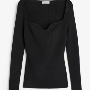 ribbstickad tröja  - ribbstickad tröja från hm, använd ett par gånger. kom privat för egna bilder 💕