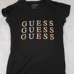 Guess t-shirt  - Guess t-shirt i storlek S. Fin tröja och i bra skick:) 