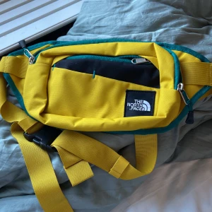 Fanny pack - Gul och turkos fanny pack från the north face. Helt oanvänd.