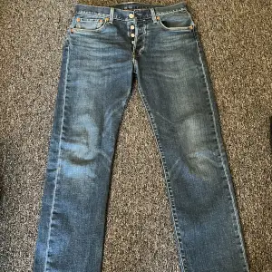 Levis 501 jeans i bra skick nästan ny skick inga skavanker eller fel 