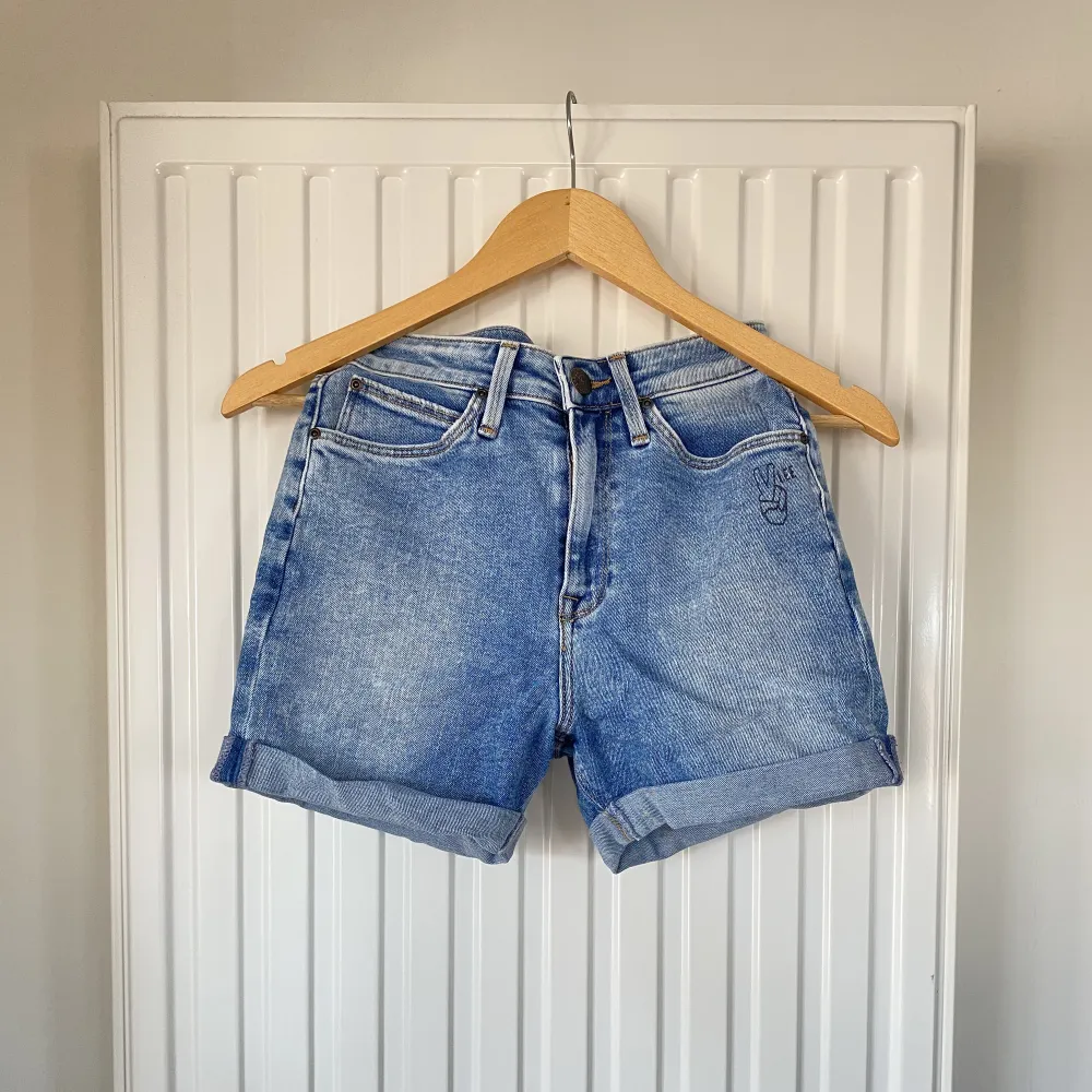 Jeansshorts med svarta detaljer från Lee i mycket bra skick! Regular fit, icke stretch men mycket bekväma. (Original pris var omkring 800 kr). Shorts.