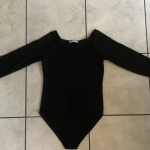 Zara body strl. S - Body från Zara med trekvartsärm i fint begagnat skick.