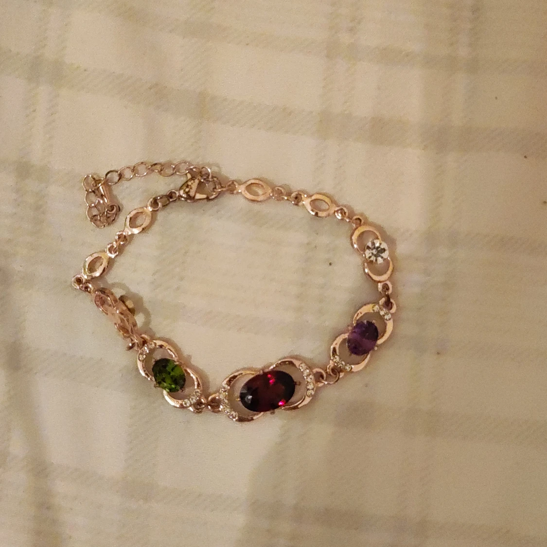 Guldarmband med stenar