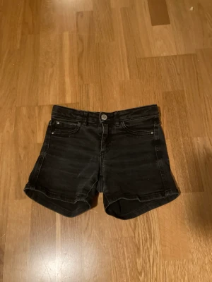 Svarta jeans shorts  - Passar för alla tröjor egentligen. Passar när det är varmt ute. Har aldrig använt.
