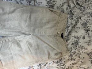 Linnebyxor beige - Köpa förra sommaren men har inte kommit till användning. De är väldigt långa i benen (jag är 164) och jag hade behövt sy upp de om jag skulle använda dem.  Fina och hela byxor som bara inte fallit mig i smaken. Nypris 400kr
