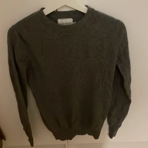 Stickad tröja - Stickad tröja från les Deux. Aldrig använd