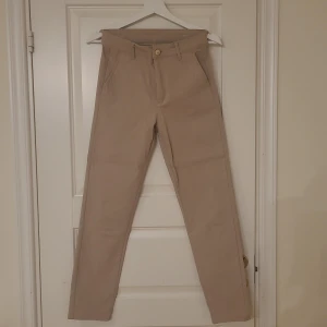 Byxor  - Ljusbeiga stretchbyxor i nyskick från Flash. Storlek 36A i modell Grace