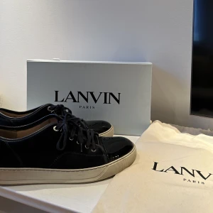 Lanvin skor  - Säljer dessa FETA lanvinskor i färgen ”navy blue” UK 8 vilket motsvarar EU 42, men är stora i storleken så sitter som 43 ungefär. Dustbag för båda skorna samt box följs med och säljs för 2600kr (nypris 4000).  Skriv för frågor och funderingar!  Mvh Filip 