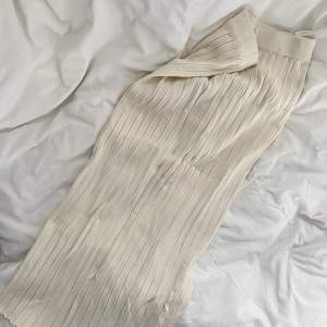 Lång kjol med slits och i ett veckat material 🥰 Kjolen är köpt på Chiquelle ochbör i bra skick ❤️