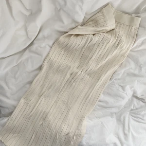 Lång kjol i cream vitt  - Lång kjol med slits och i ett veckat material 🥰 Kjolen är köpt på Chiquelle ochbör i bra skick ❤️