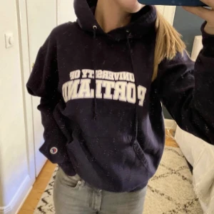 Champion hoodie - Så fin vintage champion hoodie!! Säljer då den inte kommer till så mycket användning. Köpt rätt dyrt härpå plick💜 blå/lila färg