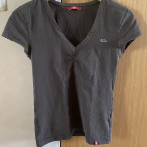 Tröja från EDC by Esprit - Jättefin tröja i perfekt skick från märket EDC by Esprit. Fin dtrassdetalj och har lite tightare passform. Storlek M, men passar S mer. Den är åt det bruna hållet i färg, vilket inte riktigt syns i bild.