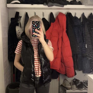 Väst med luva - Glansig väst ifrån ginatricot! Supersnygg och bra till vår/höst❤️ 