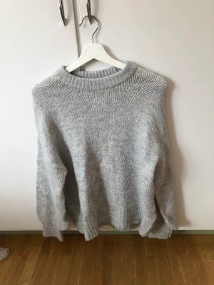 Grå stickad tröja - Grå stickad tröja från Lager157. Knappt använd i bra skick. Storlek XS/S.