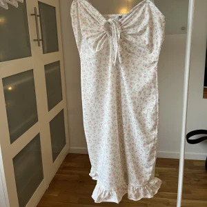 Sommarklänning - Söt sommarklänning från nelly! Sitter jättefint och är stor i storleken så den är mer som en xs-s
