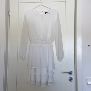 Vit klänning🫶🏻 - Säljer min fina klänning som tyvärr inte kommer till användning. Den är från sisterS point och är i storlek S.😊