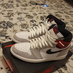 Jordan 1 High Retro Light Smoke Gray  - Nypris går för 3999kr. Skorna är i nyskick på 10/10 då den är helt ny och har endast använts bara en gång. Skorna passar fint med ljusare kläder.  