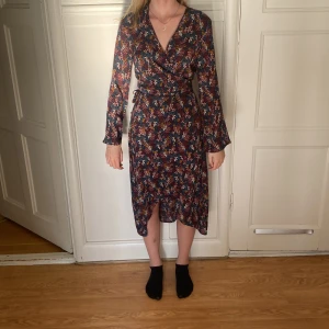 tunn wrapklänning - mönstrad tunn klänning 