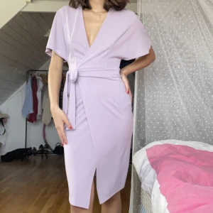  lila klänning🌸 - Fin festklänning!🥳 använt skick, små skavanker förekommer. Står XS men upplevs mer som S. Går till knäna på mig som är 167💖