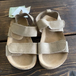 Sandaler, barn  - Oanvända sandaler för barn, lappar kvar! 