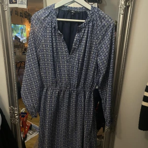Mid klänning, oanvänd  - Jättefin mönstrad klänning från Ellos, aldrig använd.  Storlek 34/36, skulle säga att en 38 man använda. 