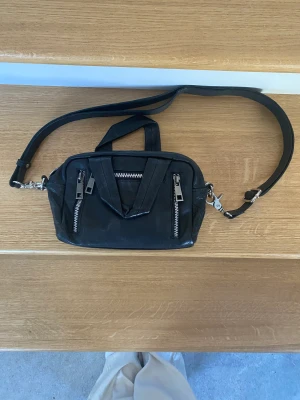 Nunoo bag  - Jättefin äkta skinn väska från nunoo. Man får plats med det nödvändigaste men ingen dator. Använd men fortfrande väldigt fint skick. Original pris 1200kr