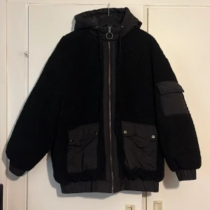 Jacka från Asos  - Svart lappad bomberjacka från Asos i fleece. Som ny, använd fåtal ggr. Nypris: 809kr