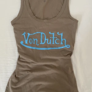 Von dutch topp - Skitsnyggt tight linne från Von dutch! Det är köpt second hand men har inga tecken på användning. Storleken är S men linnet är stretchigt så det passar nog allt mellan XXS-M bra. Skriv om ni är intresserade (: