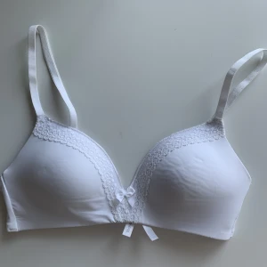 Vit bh  - Vit bh som är använd ca 2 gnr men är så gott som ny, säljs pga att den inte kommer till någon användning 