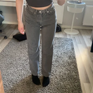 Grå jeans - Grå jeans ifrån weekday, modell rowe, högmidjade och storlek W25 L30