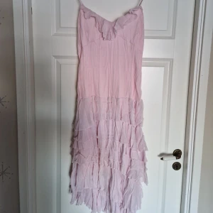 Rosa klänning - Klänning med volanger. Superfin & sitter så fint. Använd en del men gott skick!  Strl 40 men passar mig som vanligtvis har 36 (beror såklart på hur man vill att den ska sitta) 💕