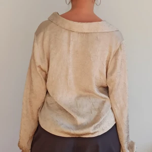 Sval skjorta - Denna är del av ett set tillsammans med en kjol (se annonsen på min profil)!   De är superfina tillsammans så köper du båda får du rabatt 💖💖 