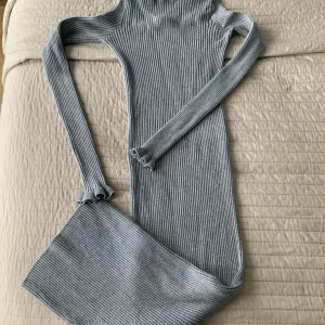 Finstickad klänning - Finstickad klänning  Xs, men passar mig som normalt är storlek s (liten m)   Använd fåtal gånger. 