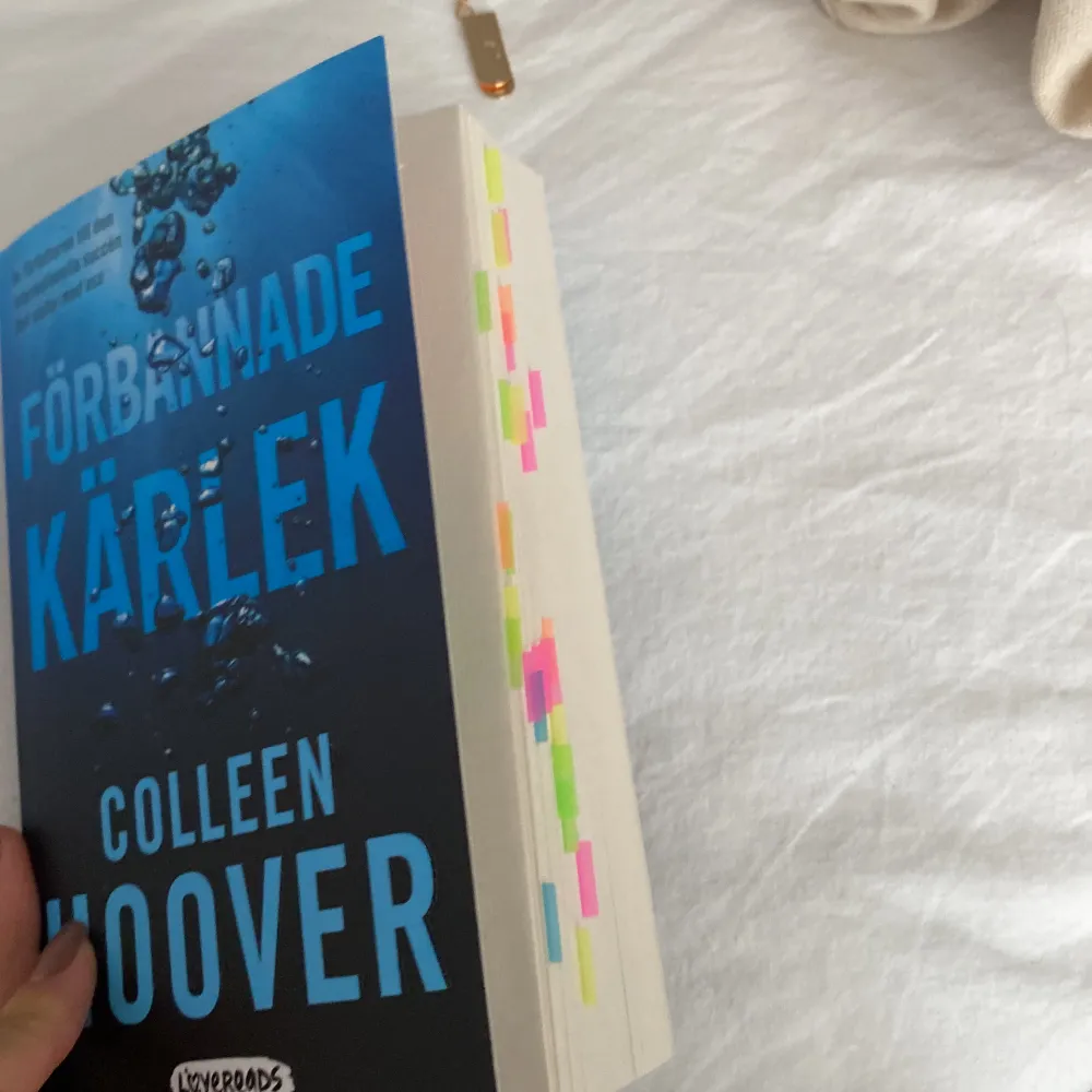 Svenska översättningen av Ugly Love - Colleen Hoover, är annoterad som syns i bilden men klistermärkena går att ta av utan att de skadar boken. Boken ser ut som sprillans ny, inga veck, hundöron osv🩷🩷🩷. Övrigt.