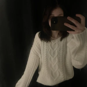 Nelly stickad tröja - Super mysig stickad tröja från Nelly i storlek xs men passar s då den är lite oversize. använd ca 3 gånger då den inte riktigt är min stil💕