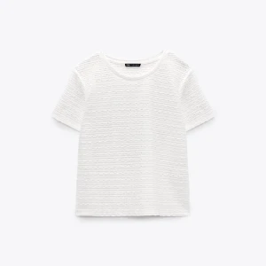 Slutsåld zara topp/blus - intressekoll!! Säljer denna slutsålda toppen från zara för ett bra pris. Är i storlek S och är använd 2 gånger. Kom privat för flera bilder eller andra funderingar så kan vi diskutera pris🤍 🤍