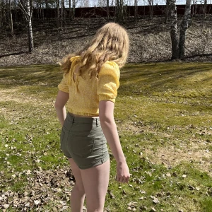 Gröna shorts - Säljer dessa gröna shorts som är från H&M. Använd ett fåtal gånger.