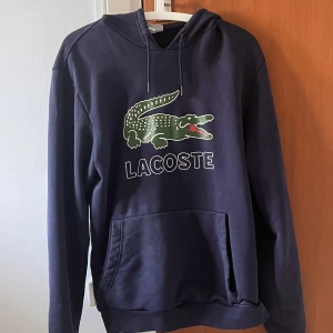 Lacoste hoodie - Säljer min lacoste hoodie i jätte fint skick. Det är äkta lacoste i storlek M. Priset kan diskuteras.
