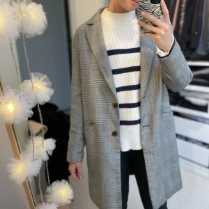 Kappa grå - Kappa från Kappahl  Grå/rutig 150kr Hämtas i Eskilstuna eller postas mot kostnad