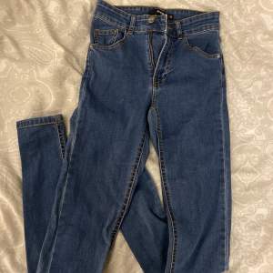 Jeans med tight passform, storlek XS från BikBok och är i fint skick!