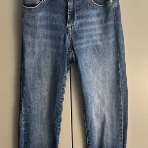 mid waist straight leg jeans från vero moda 🩷 - inga defekter !! säljer pga att de är lite för tajta 🤍🤍