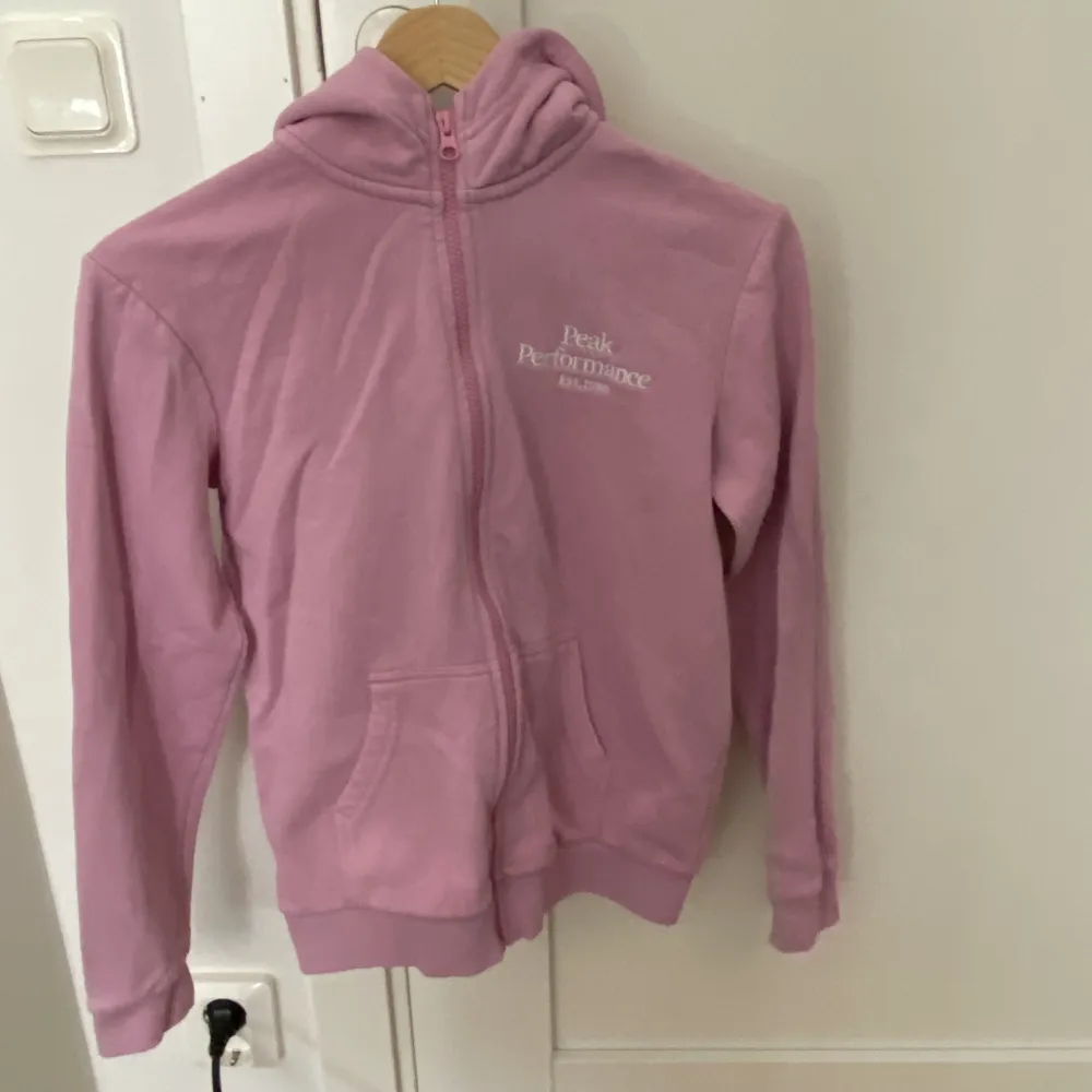 En rosa peak performance zip hoodie i färgen rosa och är i storlek 160. Använd rätt flitigt men skicket är fortfarande toppen.. Hoodies.