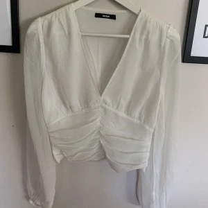 Vit blus från bikbok - Superfin vit meshtopp från Bikbok. Aldrig använd och därför i nyskick🤍🤍