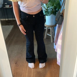Lågmidjade Jeans - Nu säljer jag ett par svarta lågmidjade jeans från Gina tricot, ganska oanvända och jätte snygga😎 själv gillar jag inte lågmidjat så vill inte ha dom längre. Dem är tajta vid låren och sen går ut vid benet, tror det kallas vida.  Nypris: 499 kr